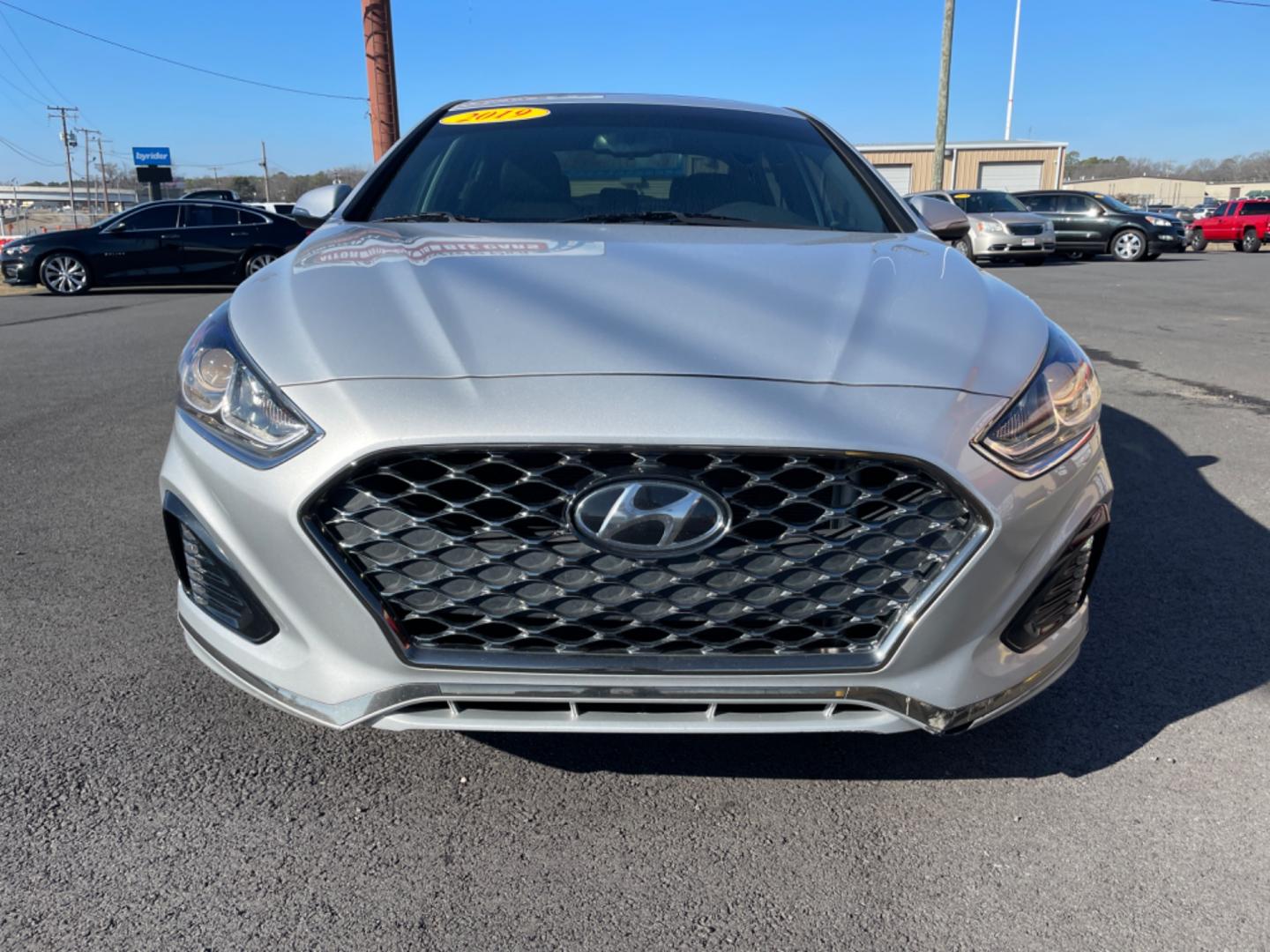 2019 Silver Hyundai Sonata (5NPE34AF4KH) with an 4-Cyl, SULEV, 2.4 Liter engine, Automatic, 6-Spd w/Overdrive and Shiftronic transmission, located at 8008 Warden Rd, Sherwood, AR, 72120, (501) 801-6100, 34.830078, -92.186684 - Photo#2